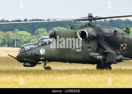 Ein Mil Mi-24 greift Helikopter der polnischen Landstreitkräfte an. Stockfoto