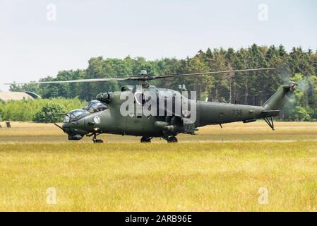 Ein Mil Mi-24 greift Helikopter der polnischen Landstreitkräfte an. Stockfoto