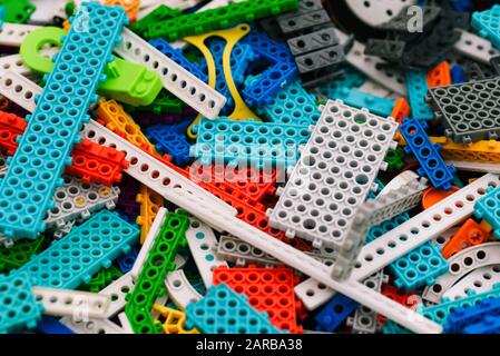 Farbblöcke auf dem Tisch. Entwickeln von Spielzeugen für Kinder Stockfoto