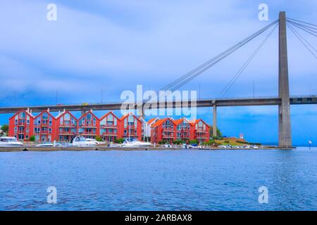 Stavanger, Norwegen Panorama mit roten Häusern und Brücke im Hintergrund Stockfoto