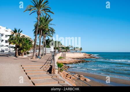 ALCOSSEBRE, SPANIEN - Januar 11, 2020: Ein Blick auf den Passeig de Vista Alegre Promenade, an der Küste von alcossebre an der Costa del Azahar, Spanien, Stockfoto