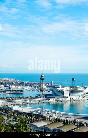 BARCELONA, SPANIEN - 18. JANUAR 2020: Luftaufnahme über den Hafen von Barcelona, Spanien, wo der Fischereihafen, der Handelshafen, eine Marina, ein Aquarium Stockfoto