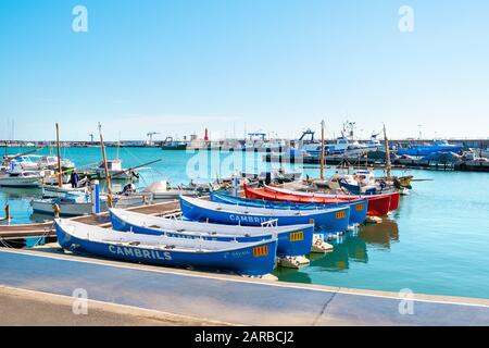 Cambrils, SPANIEN - 26. JANUAR 2020: Blick über den Hafen von Cambrils, an der berühmten Costa Daurada-Küste, Spanien Stockfoto