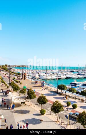 Cambrils, SPANIEN - 26. JANUAR 2020: Luftbild über den Hafen und die Küste von Cambrils, an der berühmten Costa Daurada-Küste, Spanien Stockfoto