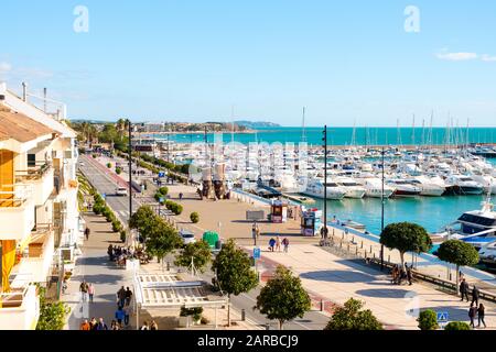 Cambrils, SPANIEN - 26. JANUAR 2020: Luftbild über den Hafen und die Küste von Cambrils, an der berühmten Costa Daurada-Küste, Spanien Stockfoto