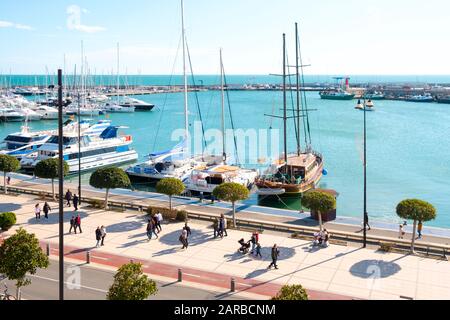 Cambrils, SPANIEN - 26. JANUAR 2020: Luftbild über den Hafen und die Küste von Cambrils, an der berühmten Costa Daurada-Küste, Spanien Stockfoto