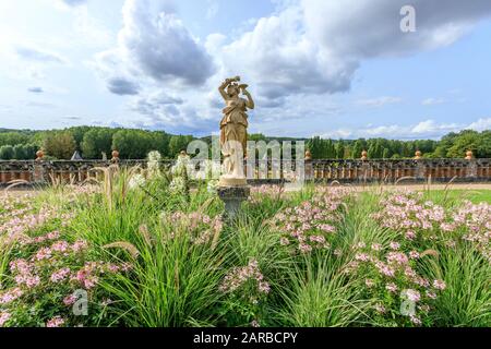 Frankreich, Indre et Loire, Chancay, Chateau de Valmer Gärten, Terrasse der Florentiner Brunnen, Statue umgeben von Spalieren und Gräsern (Pennisetum) // Stockfoto