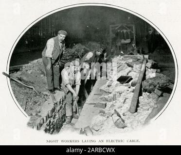 Nachtarbeiter, die ein Elektrokabel in London verlegten 1900 Stockfoto