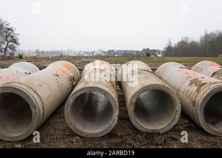Betonabwasserkanalrohre für Bodenarbeiten am neuen Gebäudestandort in den Niederlanden Stockfoto