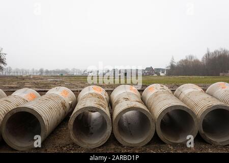 Betonabwasserkanalrohre für Bodenarbeiten am neuen Gebäudestandort in den Niederlanden Stockfoto