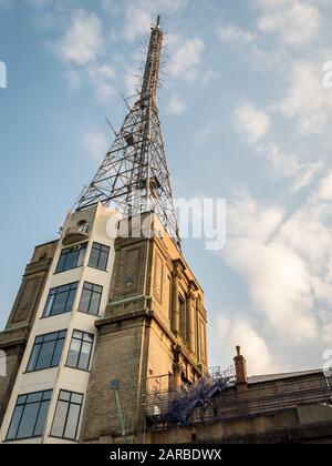 Alexandra Palace BBC TV-Sendemast. Niedriger Blickwinkel auf den ursprünglichen historischen analogen Fernsehsenderturm in der Nähe von Muswell Hill, North London. Stockfoto