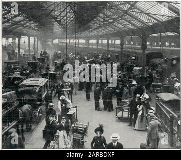 Die Szene vom Bahnsteig Waterloo, London. Stockfoto