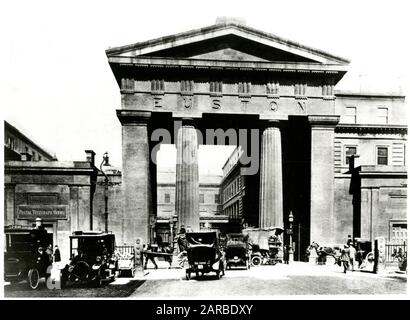 Der Euston Arch ist der ursprüngliche Eingang zum Bahnhof Euston, der von Philip Hardwick Ende 1830er in London entworfen wurde Stockfoto