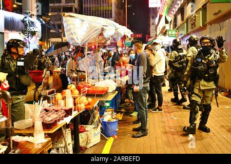 Hongkong. Januar 2020. Protestierende und Einheimische feiern den 4. Jahrestag der sogenannten Fischballrevolution im Bezirk Mongkok. Auf derselben Straße finden Proteste und ein Straßennahrungsmittelmarkt statt, während die Polizei in der Gegend massiv präsent ist. Kredit: Gonzales Foto/Alamy Live News Stockfoto