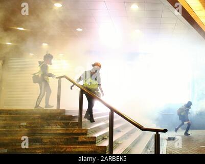 Hongkong. Januar 2020. Protestierende und Einheimische feiern den 4. Jahrestag der sogenannten Fischballrevolution im Bezirk Mongkok. Anti-Rot-Tränengas einsetzen und mit Pfefferspray Portland Street die Straßen räumen. Kredit: Gonzales Foto/Alamy Live News Stockfoto