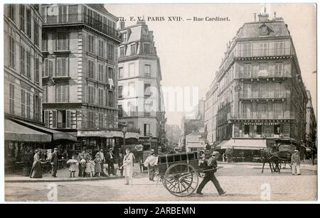 Szene in der Rue Cardinet, 17. Arrondissement, Paris, Frankreich, mit dem Restaurant Clement auf der rechten Seite. Stockfoto