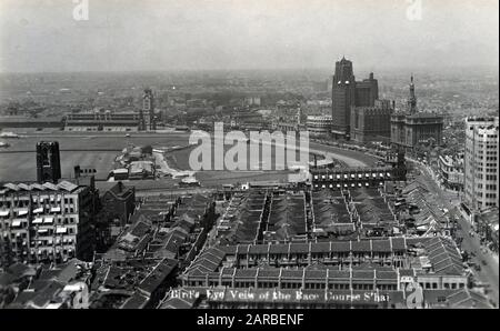 Luftaufnahme der Rennbahn mit Dächern und Baseballplatz, umrandet von der Bubbling Well Road mit dem Hochhaus Park Hotel, Shanghai, China. Stockfoto