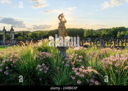 Frankreich, Indre et Loire, Chancay, Chateau de Valmer Gärten, Terrasse der Florentiner Brunnen, Statue umgeben von Kleome und Gräsern (Pennisetum) Stockfoto