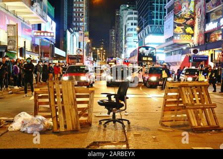 Hongkong. Januar 2020. Protestierende und Einheimische feiern den 4. Jahrestag der sogenannten Fischballrevolution im Bezirk Mongkok. Hier haben Demonstranten Straßenblockaden in der Argyle Street und der Porland Street eingerichtet. Kredit: Gonzales Foto/Alamy Live News Stockfoto