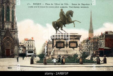 Rouen, Frankreich, Place de l'Hotel de Ville, Reiterstatue von Napoleon, gegossen aus Kanonen, die in der Schlacht von Austerlitz gefangen wurden - entworfen von Vital-Dubray. Stockfoto