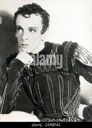 Balletttänzer Robert Helpmann (1909-1986) in der Rolle des "Prinzen Siegfried" im "Schwanensee" (Le Lac des Cygnes) im Royal Opera House, Covent Garden, London (Sadler's Wells Ballet). Stockfoto