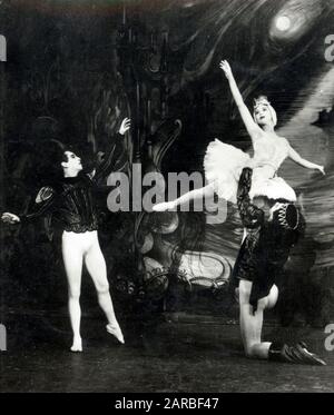 Balletttänzer Robert Helpmann (1909-1986) in der Rolle von "Prinz Siegfried", Margot Fonteyn (1919-1991) in der Rolle von "Odette" und Leslie Edwards (1916-2001) in der Rolle von "Benno" in "Schwanensee" (Le Lac des Cygnes) im Royal Opera House, Covent Garden, London (Sadler's Wells). Stockfoto