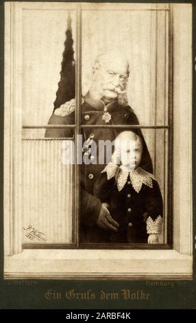 Kaiser Wilhelm I (1797-1888) und sein Enkel - der zukünftige Kaiser Wilhelm II (1859-1941) winkten (scheinbar) den Massen zu - „Ein Gruß an das Volk“. Stockfoto
