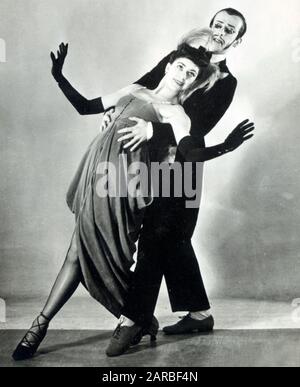 Robert Helpmann (1909-1986) - Balletttänzer - als "Dago" in "Facade" mit Margot Fonteyn (1919-1991) - Prima Ballerina. Musik von Walton, Choreographie von Sir Frederick Ashton. Stockfoto