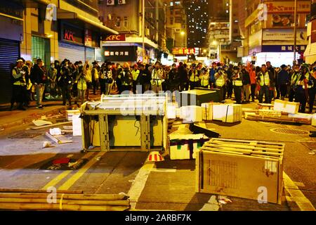 Hongkong. Januar 2020. Protestierende und Einheimische feiern den 4. Jahrestag der sogenannten Fischballrevolution im Bezirk Mongkok. Hier haben Demonstranten Straßenblockaden in der Argyle Street und der Porland Street eingerichtet. Kredit: Gonzales Foto/Alamy Live News Stockfoto