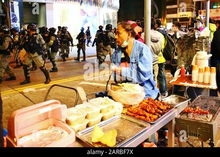 Hongkong. Januar 2020. Protestierende und Einheimische feiern den 4. Jahrestag der sogenannten Fischballrevolution im Bezirk Mongkok. Auf derselben Straße finden Proteste und ein Straßennahrungsmittelmarkt statt, während die Polizei in der Gegend massiv präsent ist. Kredit: Gonzales Foto/Alamy Live News Stockfoto