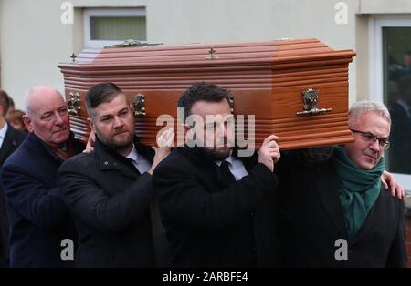 (Von links nach rechts) Mark Durkan, Colin McGrath, Collum Eastwood und Alex Attwood tragen den Sarg von Seamus Mallon, dem ehemaligen stellvertretenden ersten Minister von Nordirland, bei seiner Beerdigung in der Saint James of Jerusalem Church in Mullaghbrack, Co Armagh. Stockfoto