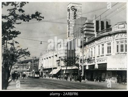 Bubbling Well Road an der Park Road Ecke, Shanghai, China - zeigt das Art déco-beeinflusste Grand Theatre (Nummer 216), das 1933 eröffnet wurde, und das Carlton Theatre an der 2 Park Road. Stockfoto