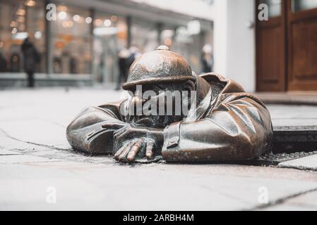 Man at Work Sculpture in Bratislava, Slowakei Stockfoto