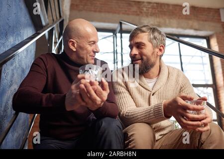 Alkohol mit Freund trinken Stockfoto