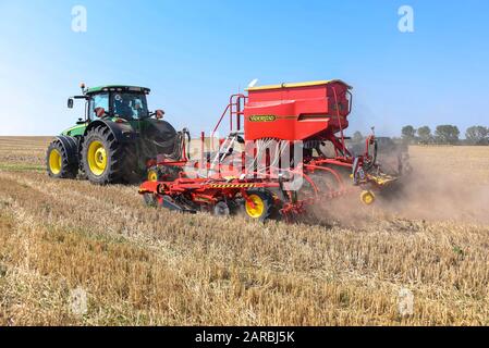 Hamersleben, Deutschland. August 2019. Ein High-Tech-Traktor der Agrargenossenschaft, z. B. Hamersleben, zieht einen Saatbohrer zur Aussaat dahinter. Die Maschine fügt Samen einzeln und zentimetergenau in den Boden ein. Kredit: Stephan Schulz / dpa-Zentralbild / ZB / dpa / Alamy Live News Stockfoto