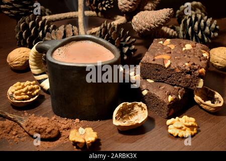 Stillleben mit einem Becher Kakao, Walnüssen und Brownies. Stockfoto