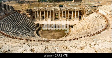 Ruinen des Theaters in der antiken Stadt Hierapolis, Pamukkale, Türkei Stockfoto