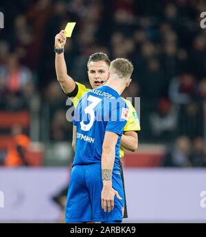 Schiedsrichter Daniel SCHLAGER l. Andre HOFFMANN (D) zeigt die gelbe Karte Fußball 1. Bundesliga, 19. Spieltag, Bayer 04 Leverkusen (LEV) - Fortuna Düsseldorf (D), am 26.01.2020 in Leverkusen/Deutschland. ¬ Nutzung weltweit Stockfoto