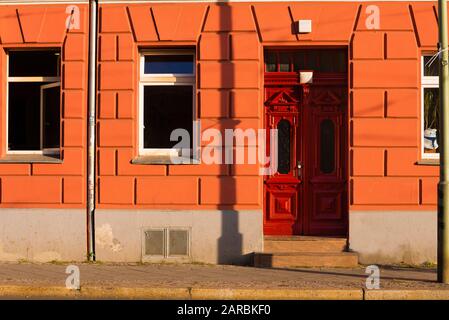 Eingang eines Berliner Wohnhauses, Fassade eines Hauses, alte Holztür, Eingang Stockfoto