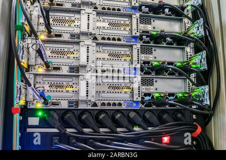 Rückseite der leistungsstarken, im Rack installierten Computerserver. Steckdosen und Netzwerkschnittstellen sind nah beieinander. Die Computerausrüstung befindet sich in t Stockfoto