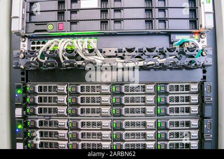 Moderne Datenbankserver sind mit dem Switch im Server-Room-Rack verbunden. Das Hosting beliebter Portale erfolgt im Rechenzentrum. Die Computerausrüstung Stockfoto