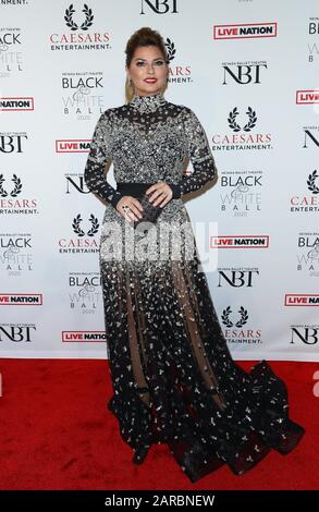 Las Vegas, NV, USA. Januar 2020. Shania Twain bei der Ankunft des Nevada Ballet Theatre 36. Jährlicher Schwarz-Weiß-Ball, Caesars Palace Las Vegas Hotel & Casino, Las Vegas, NV 25. Januar 2020. Credit: Mora/Everett Collection/Alamy Live News Stockfoto