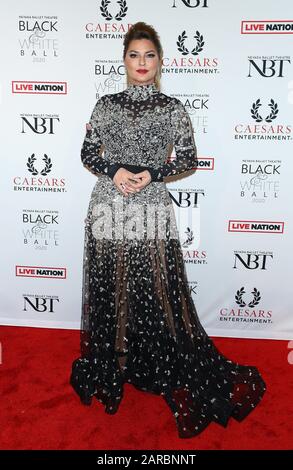 Las Vegas, NV, USA. Januar 2020. Shania Twain bei der Ankunft des Nevada Ballet Theatre 36. Jährlicher Schwarz-Weiß-Ball, Caesars Palace Las Vegas Hotel & Casino, Las Vegas, NV 25. Januar 2020. Credit: Mora/Everett Collection/Alamy Live News Stockfoto