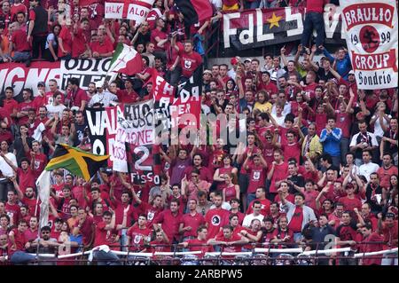 Mailand Italien 13. Mai 2003, "G.MEAZZA SAN SIRO"-Stadion, UEFA Champions League 2002/2003, FC Inter - AC Mailand: Mailänder Fans vor dem Spiel Stockfoto