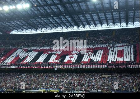 Mailand Italien 13. Mai 2003, G.MEAZZA SAN SIRO Stadium, UEFA Champions League 2002/2003, FC Inter - AC Mailand: Choreographie der Mailänder Fans vor dem Spiel Stockfoto