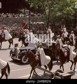 FRANCO EN SU COCHE CON ESCOLTA - 1968. Ort: DESFILE MILITAR. MADRID. FRANCISCO FRANCO. Stockfoto