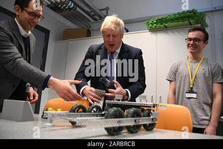 Premierminister Boris Johnson verwendet einen Roboter, der von Studenten während eines Besuchs des Department of Mathematics an der King's Math School gebaut wurde und in Partnerschaft mit der King's College London University im Zentrum Londons geführt wird. Stockfoto