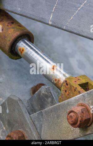 Nahaufnahme eines Hydraulikzylinders auf einem Teil der Hebevorrichtung des Bauernschlepper. Landwirtschaft und Landwirtschaft. Stockfoto