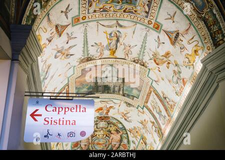 ROM, Italien - 3. Januar 2020: Schild Richtung Sixtinische Kapelle und Schöne Deckenkunst im Vatikanischen Museum in Rom. Stockfoto