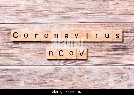Coronavirus nCoV-Wort auf Holzblock geschrieben. Coronavirus nCoV-Text auf Holztisch für Ihr Desing, Konzept Draufsicht. Stockfoto